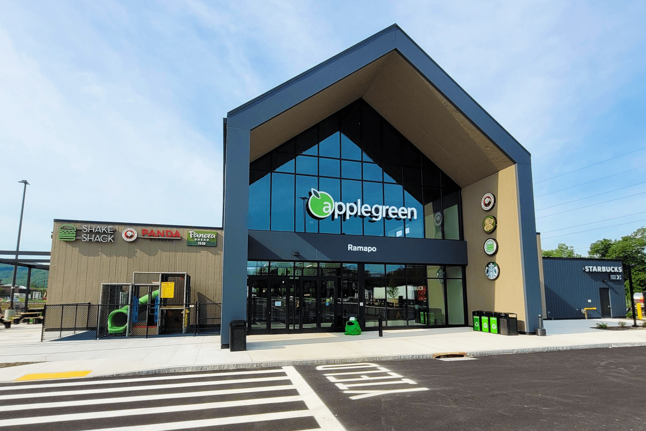 Front entrance of the New York State Thruway's service area including various shops, such as Shake Shack, Panera Bread, Starbucks, etc.