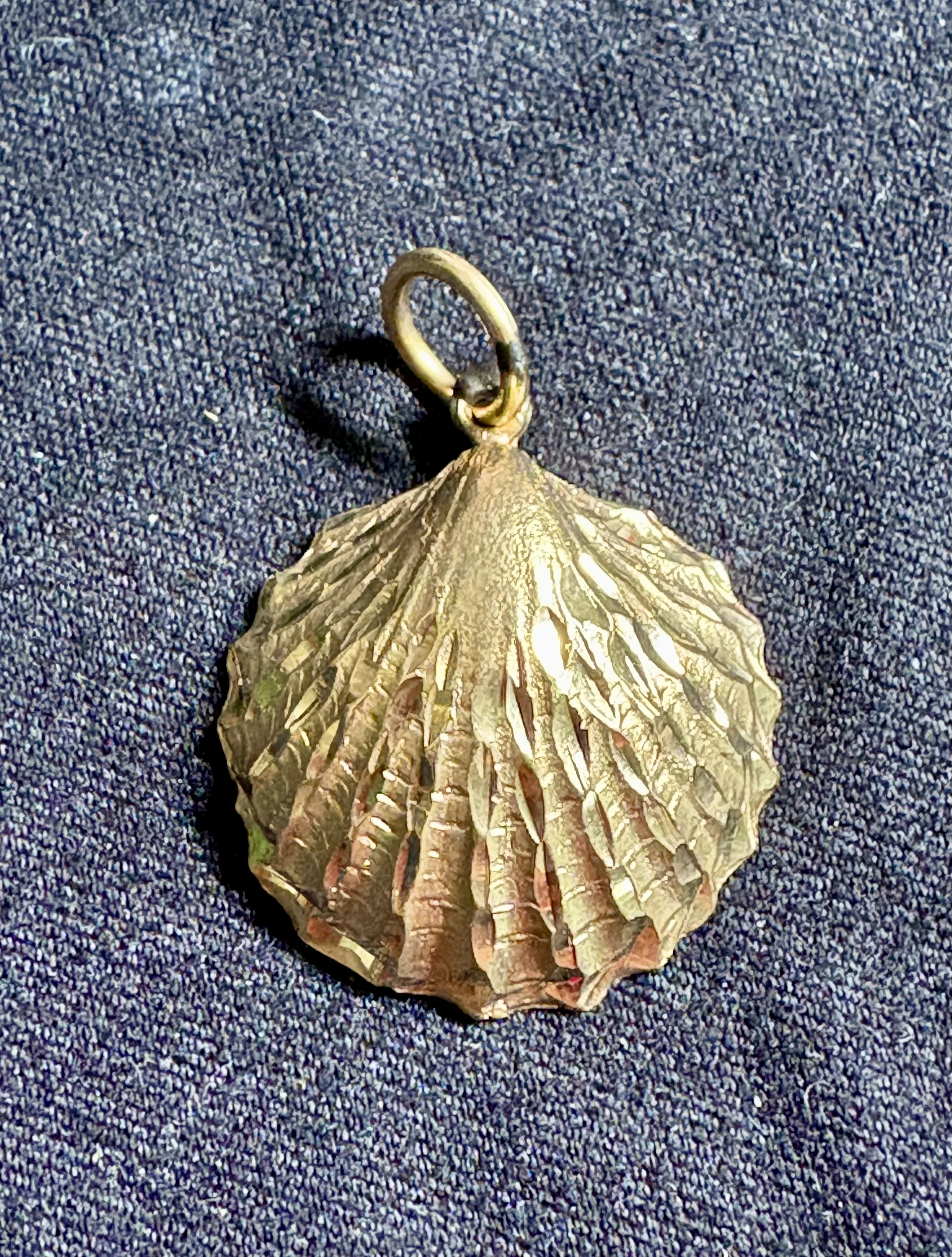 14k Gold Seashell Pendant