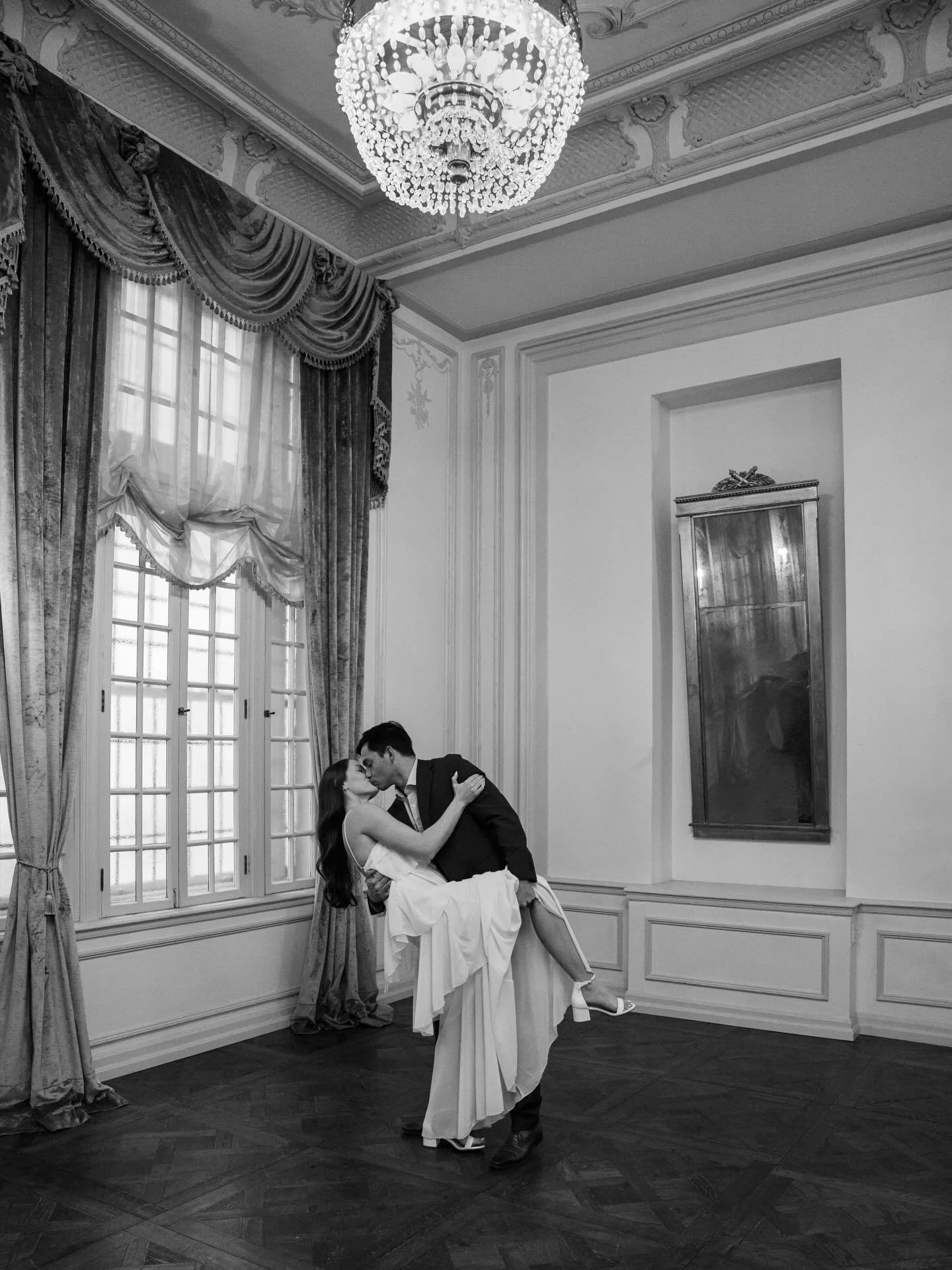 obsessed is an understatement 🥵

&bull; &bull; &bull;
#engagement session with Morgan + Tomas this afternoon at Hotel Phillips in Kansas City 📍

#kcmophotographer #hotelphotoshoot