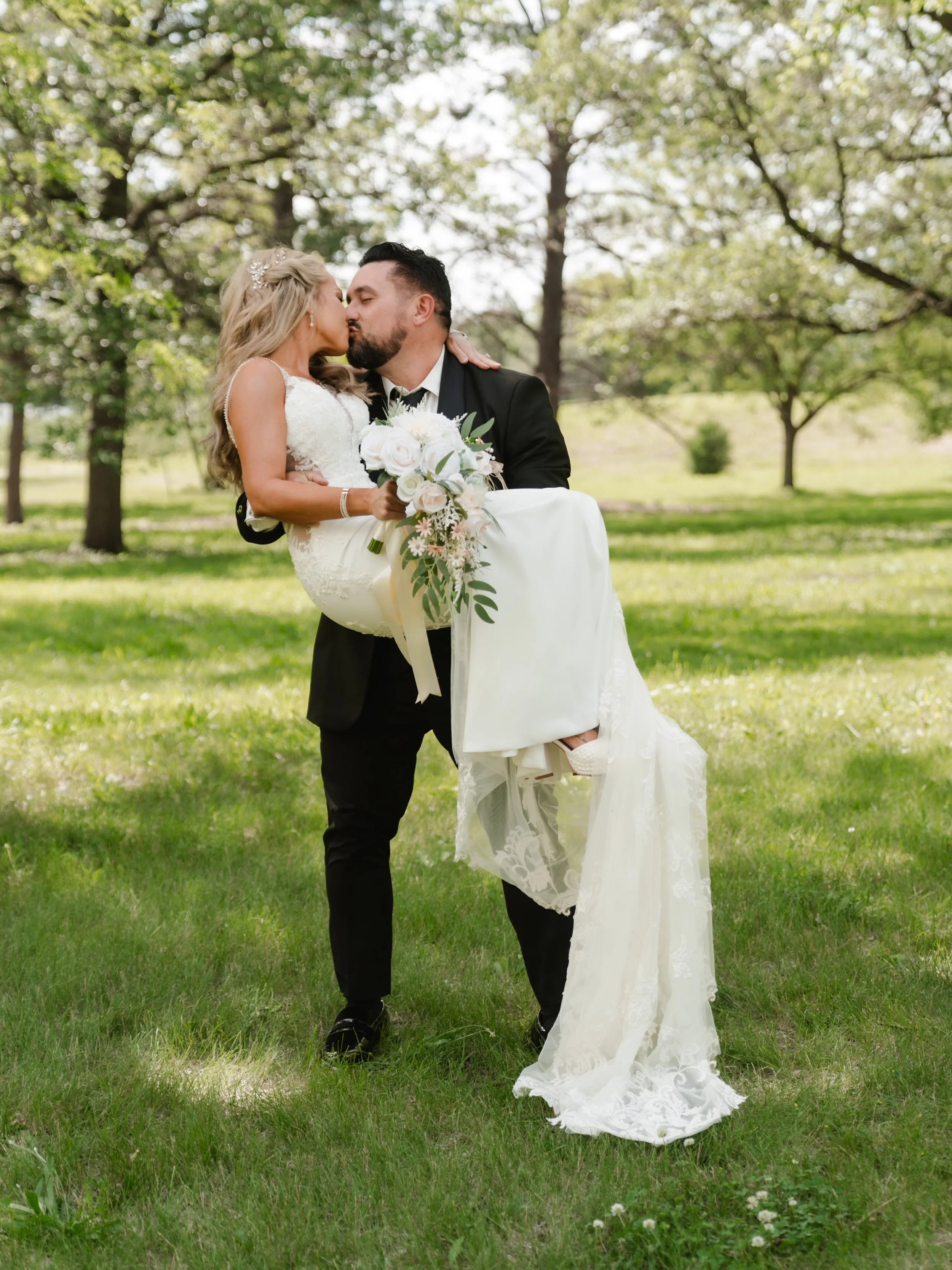 Introducing&hellip; the Nehes ✨💍

📍 @robberscavetours 

#neweddingday #lincolnnebraska #nebraskabride