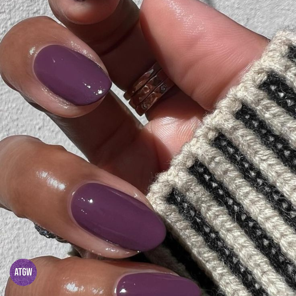 Muted dusty plum nail polish, warm, understated, and sophisticated, this creamy plum tone brings a cozy intellectual vibe that feels tailor-made for rainy autumn afternoons wrapped in heavy knits.