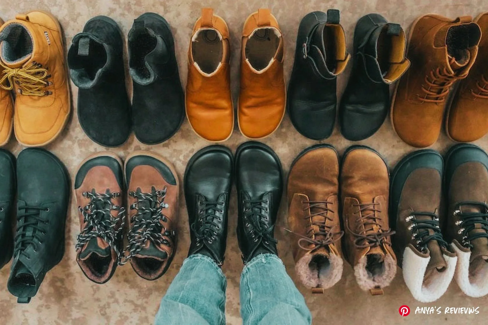 Verschiedene Barfuss-Schuhe in herbstlichen Farben, fotografiert von oben.