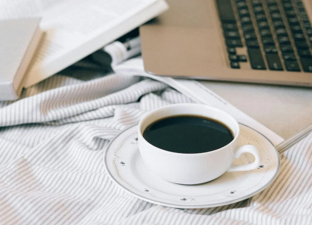 Tasse Kaffee am Laptop – Ordnungscoaching-Tipps für deinen Alltag mit Fabienne Witschi