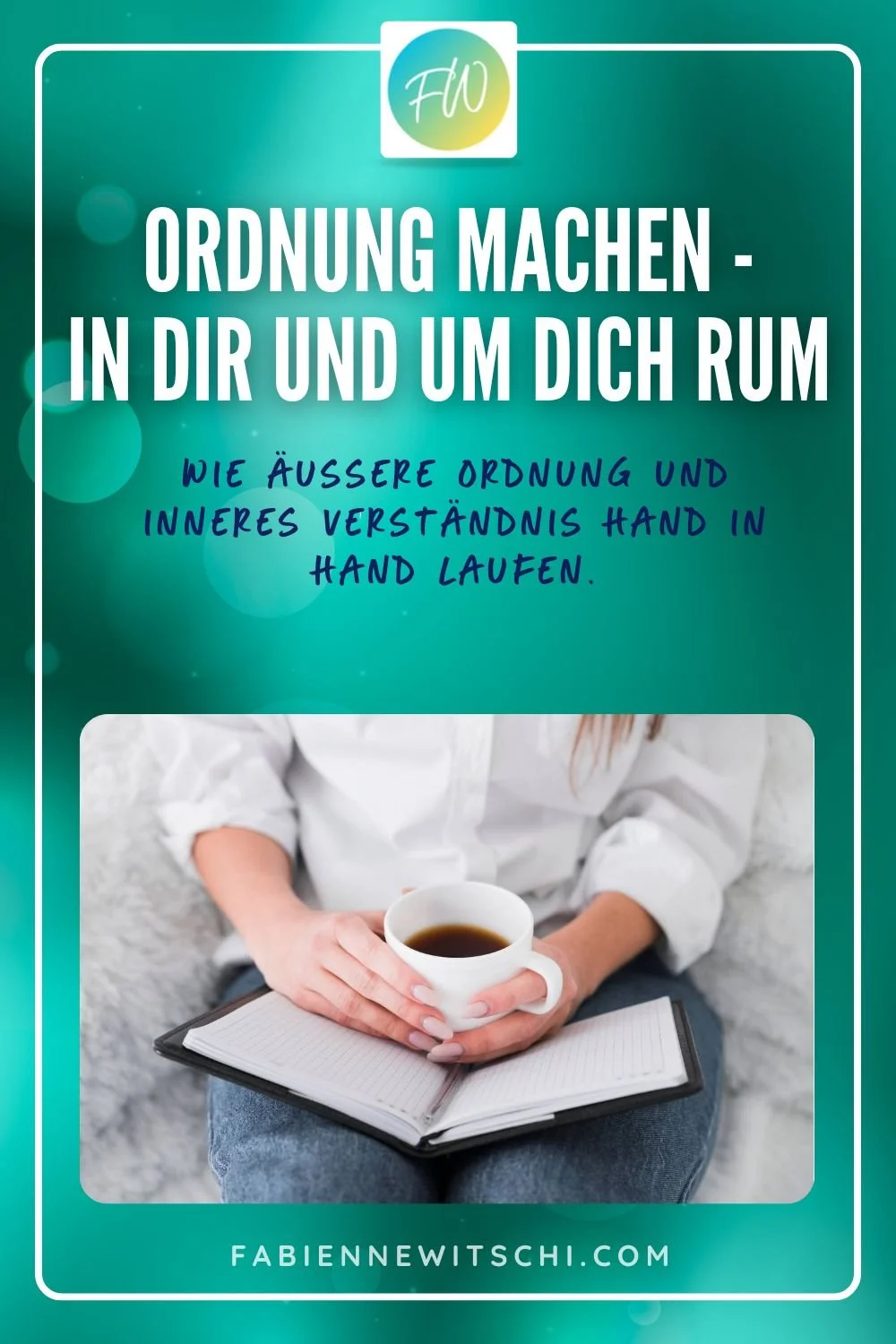 Blog-Grafik: Wie äussere Ordnung und inneres Verständnis Hand in Hand laufen. Darunter eine Person mit einer Tasse Kaffee über einem Notizbuch