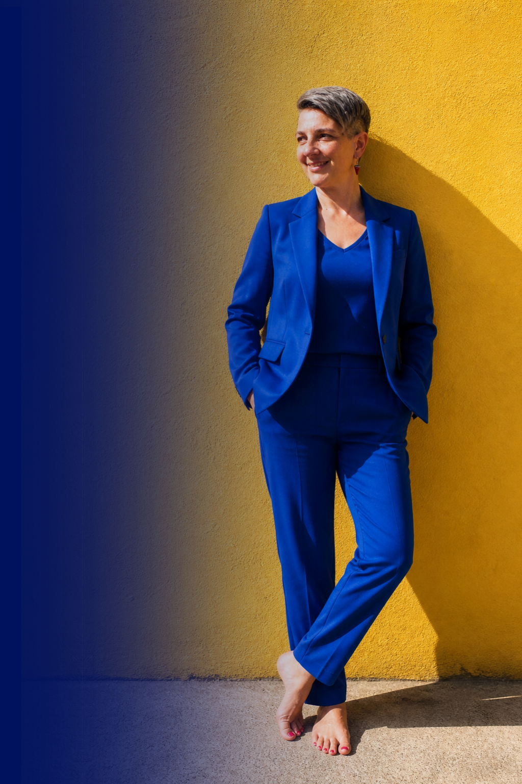 Fabienne Witschi, Walk & Talk Coach aus der Schweiz, barfuss im blauen Anzug.