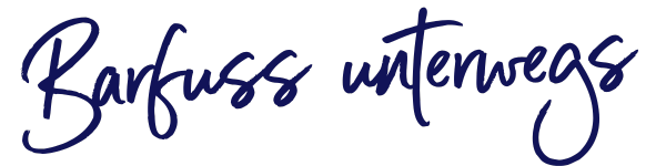 Schriftzug: Barfuss unterwegs