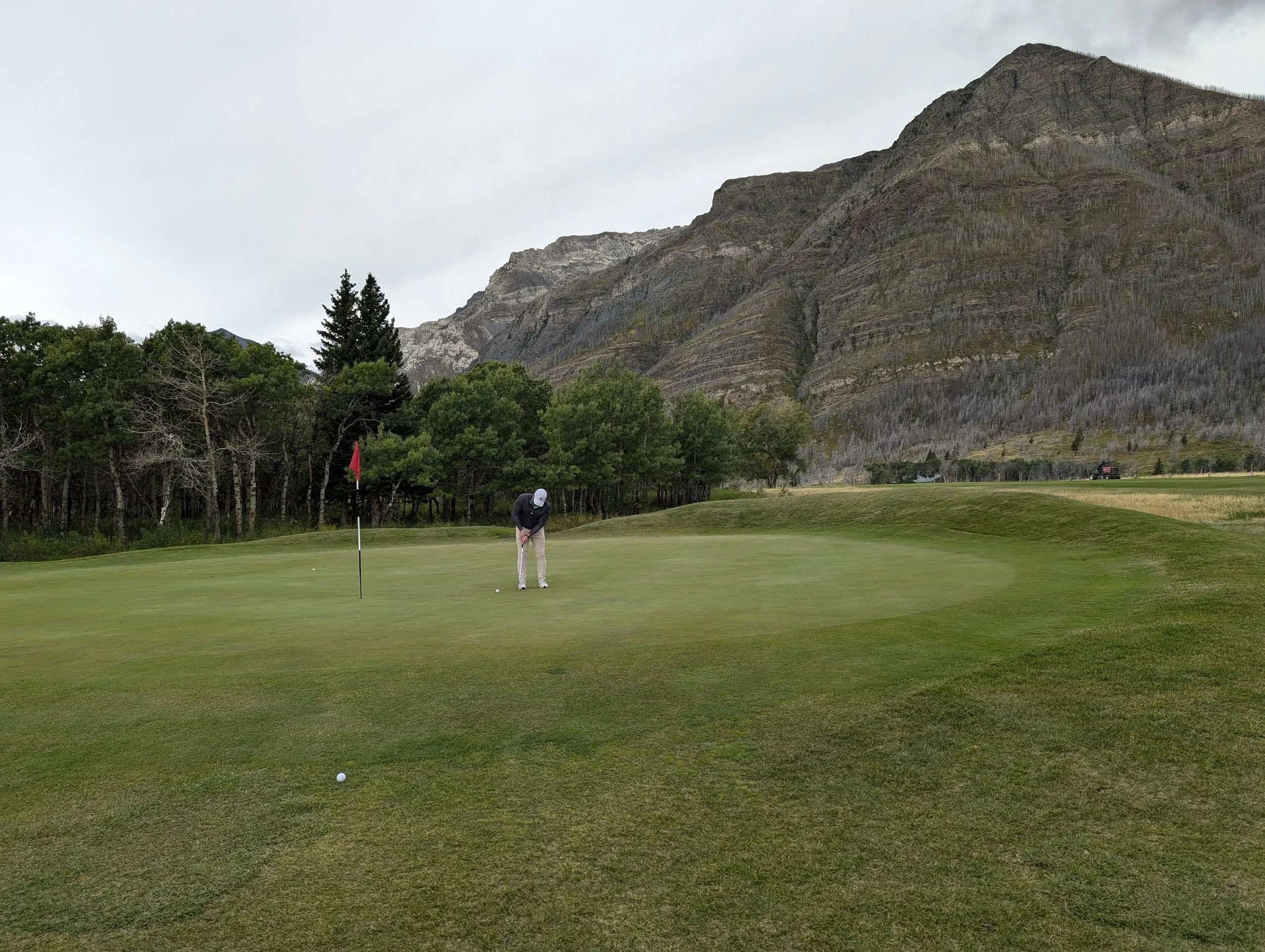 Clever use of elbows and shoulders around many greens like that of the 4th