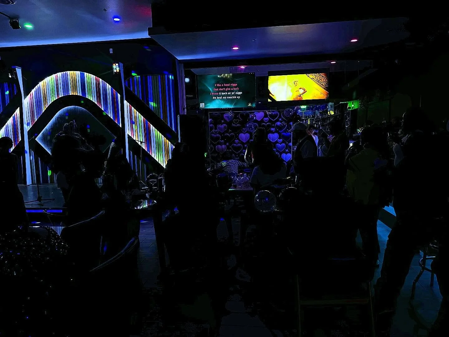 Night life meets karaoke 
#micdropsocial #bar #karaoke #lounge