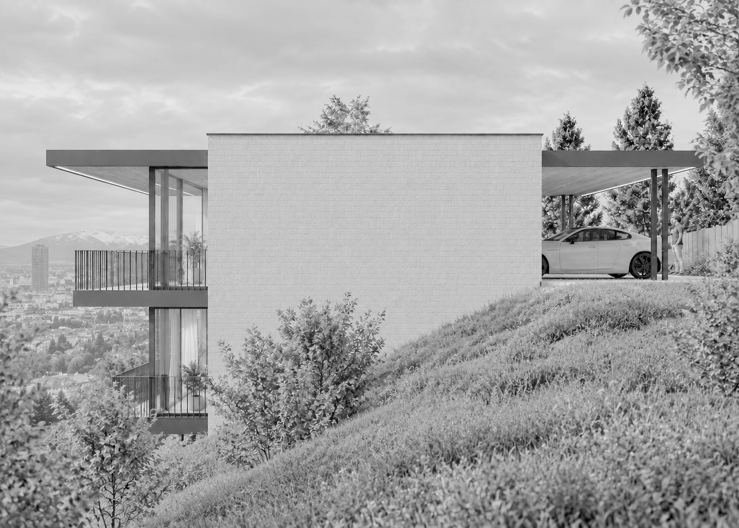 Moderne Hausansicht an einem Hang mit Carport auf der rechten Seite, umgeben von Bäumen und Rasen, im Hintergrund Himmel.
