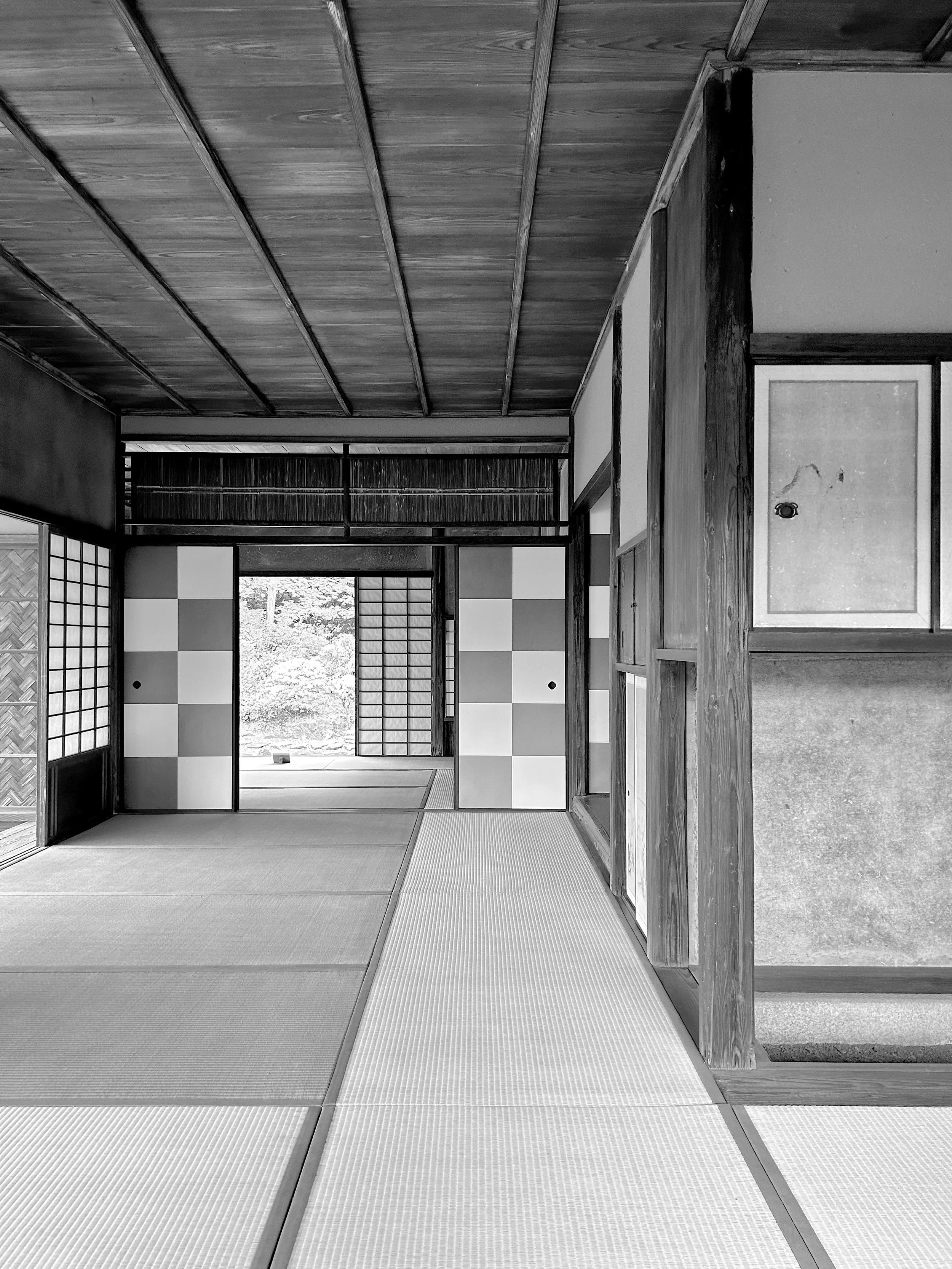 Innenraum eines traditionellen japanischen Hauses mit Tatamimatten, shoji-Schiebetüren und Holzdecke.