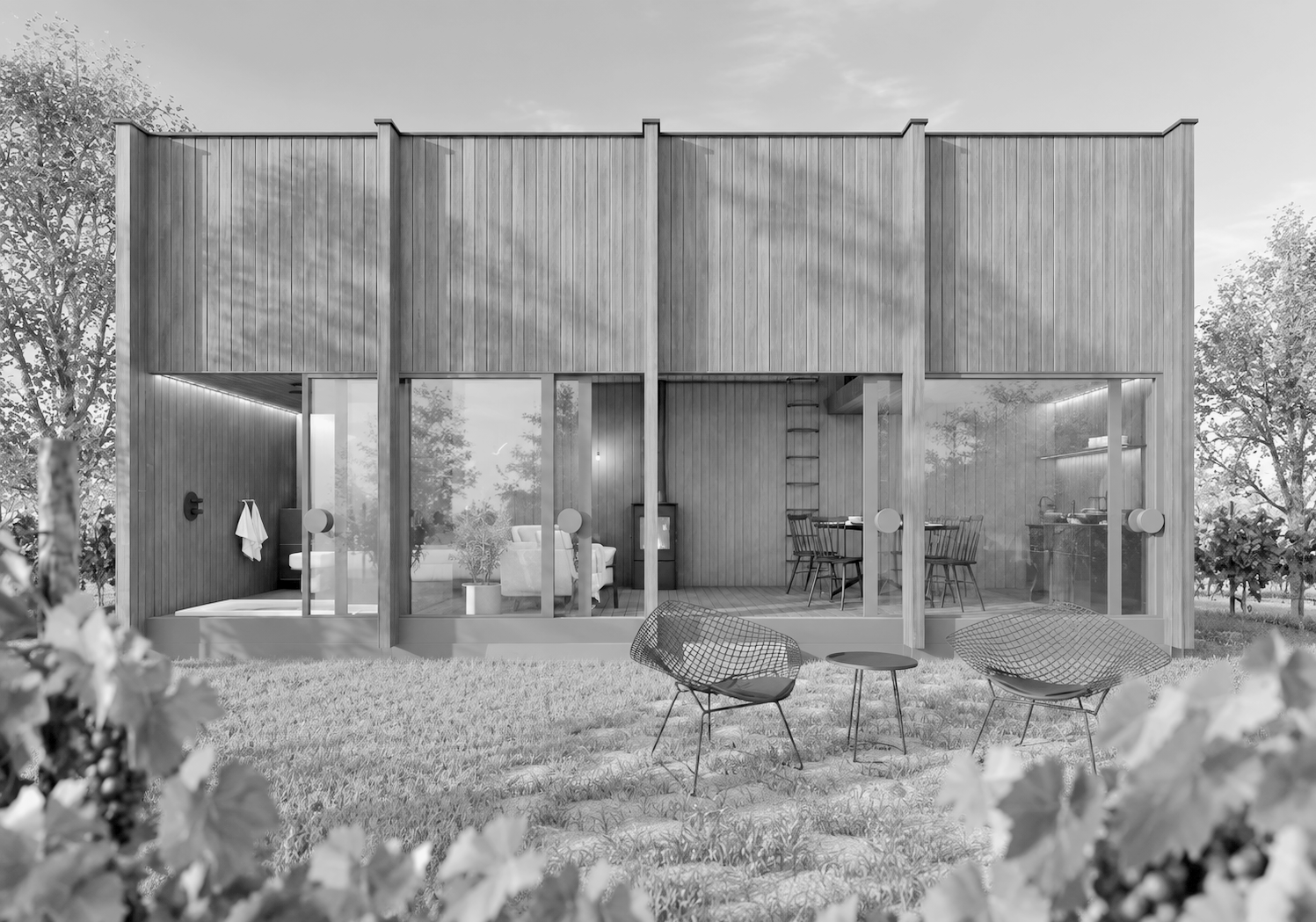 Modernes zweistöckiges Holzhaus mit großen Glasfenstern, Garten mit Sitzmöbeln im Vordergrund, Bäumen und Himmel im Hintergrund.