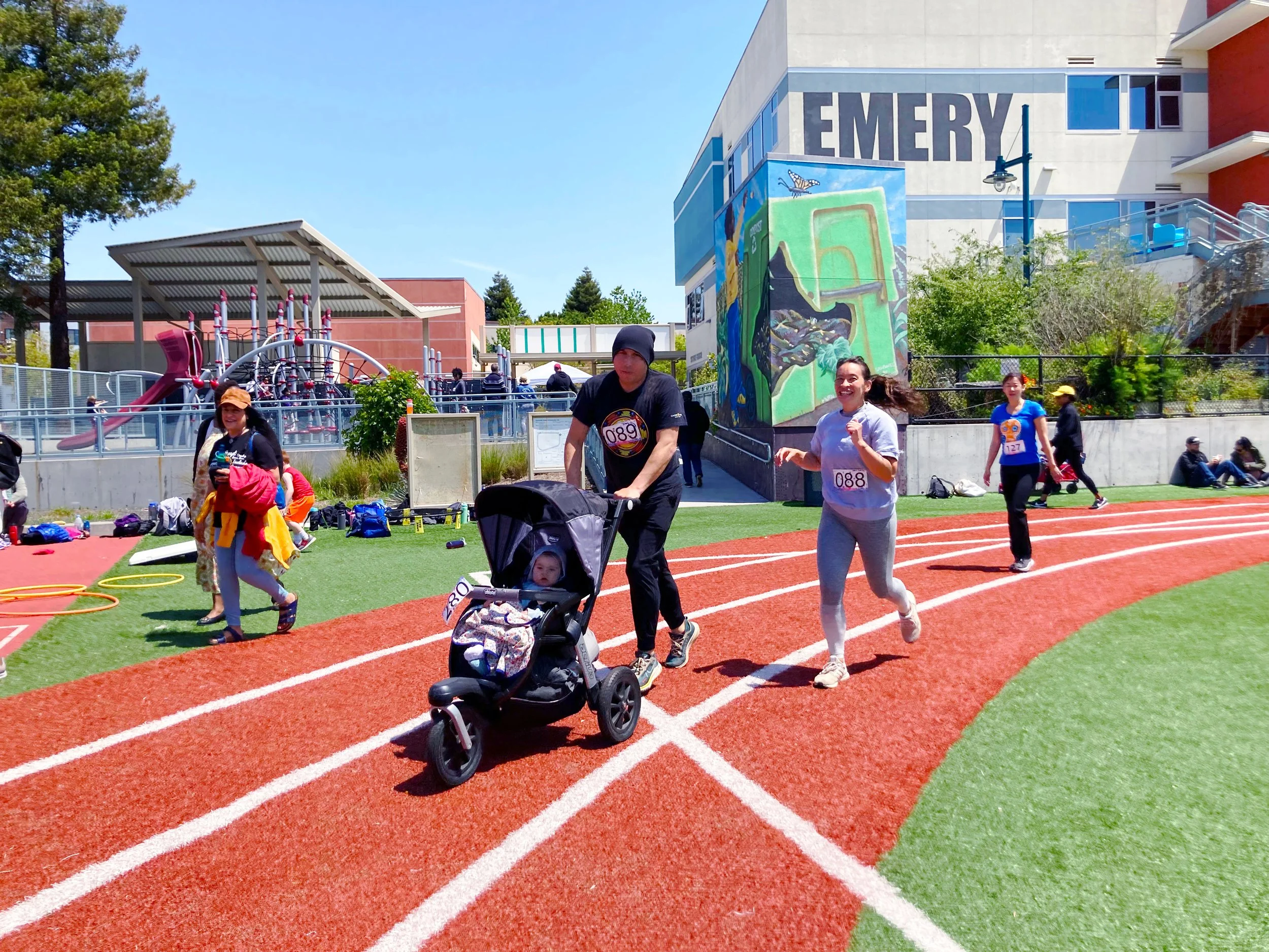 Parent participants run at Corre, Camina, Conecta