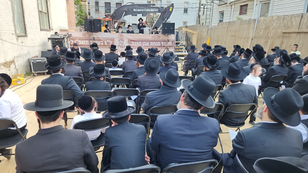 The crowd at the Hanachas Even Hapinah event of the new Minsk Beis Hamedresh.