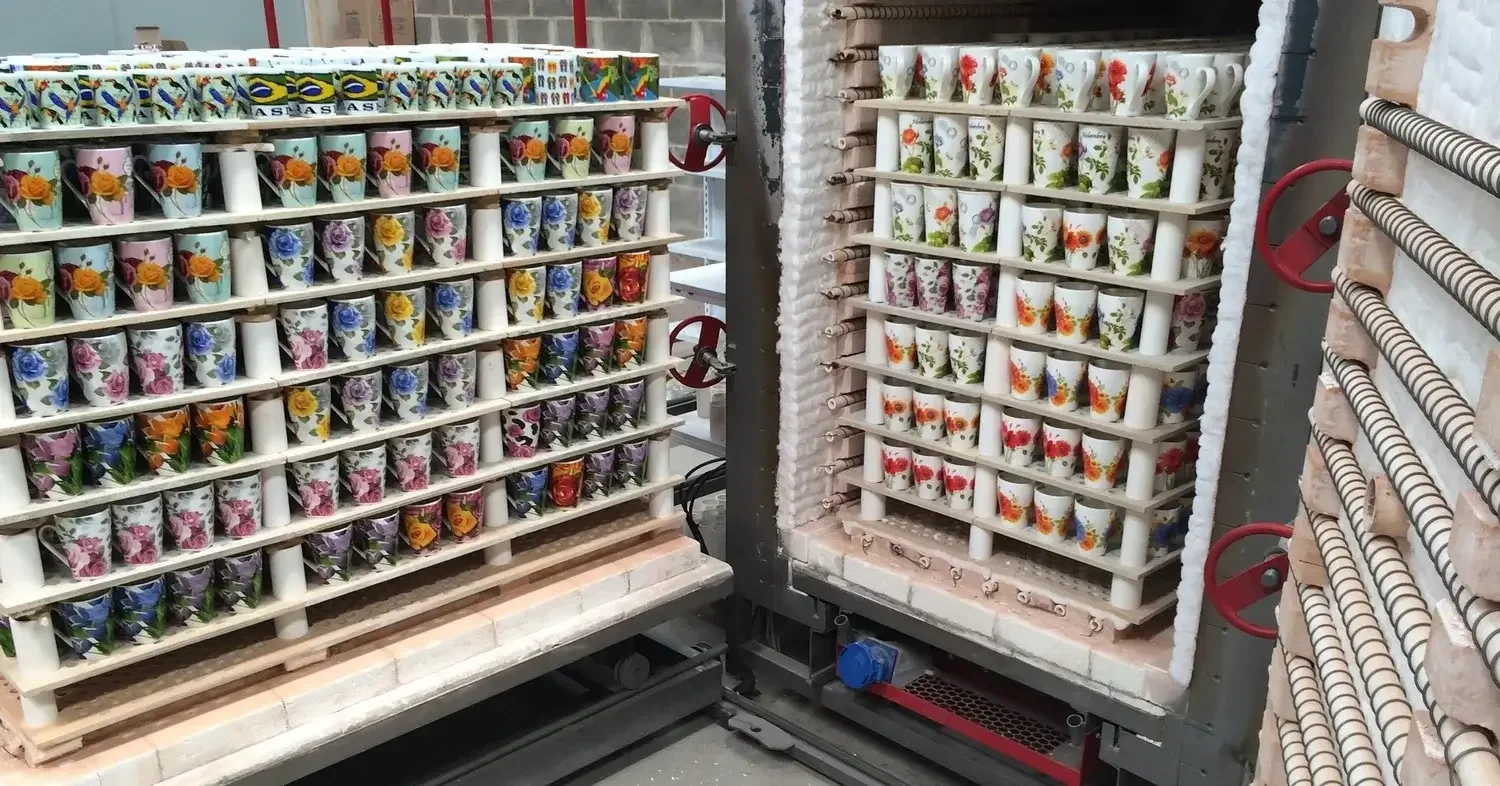 Qual a diferença entre caneca de sublimação e caneca de forno de alta temperatura?