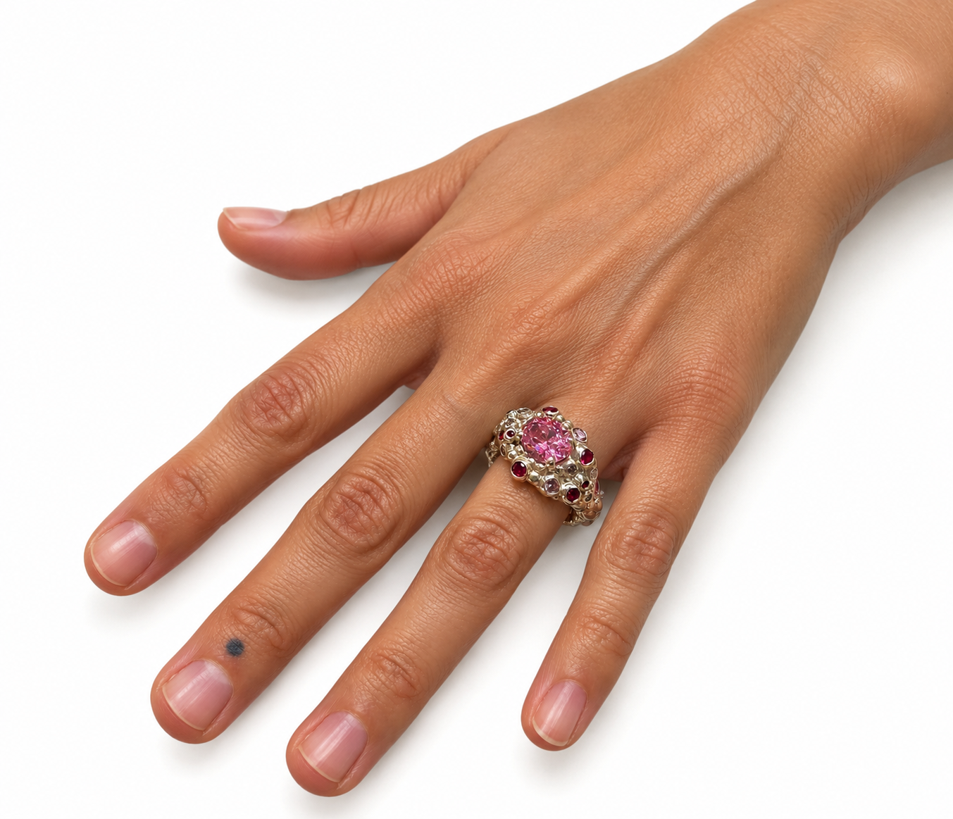 Mano con anillo de joyería barroca.png