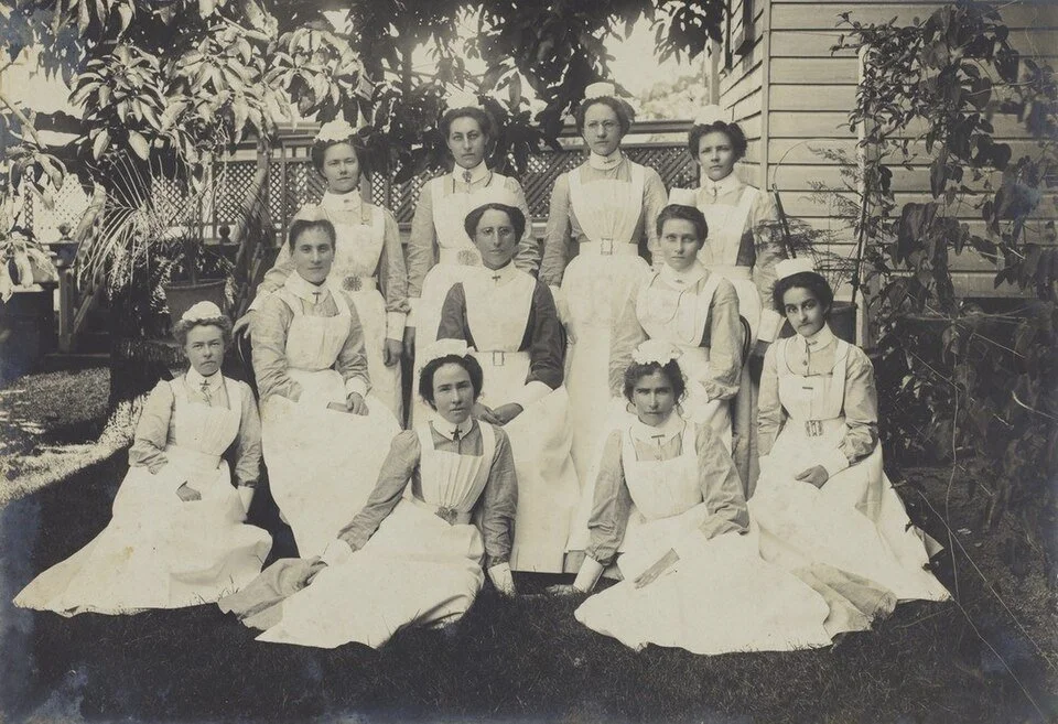 Florence_Chatfield_Photograph_Album_1905_with_her_nurses.jpg
