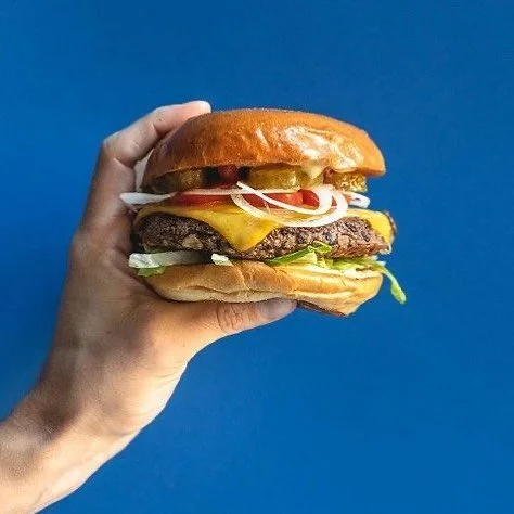 Don&rsquo;t be fooled by the accent &mdash; this burger&rsquo;s as British as a rainy bank holiday. 

#JollyHarbour
#AntiguaEats
#AntiguaFoodie
#AntiguaAndBarbuda
#WestIndiesEats
#CaribbeanEats
#IslandBites
#JollyHarbourEats
#BeachsideBites