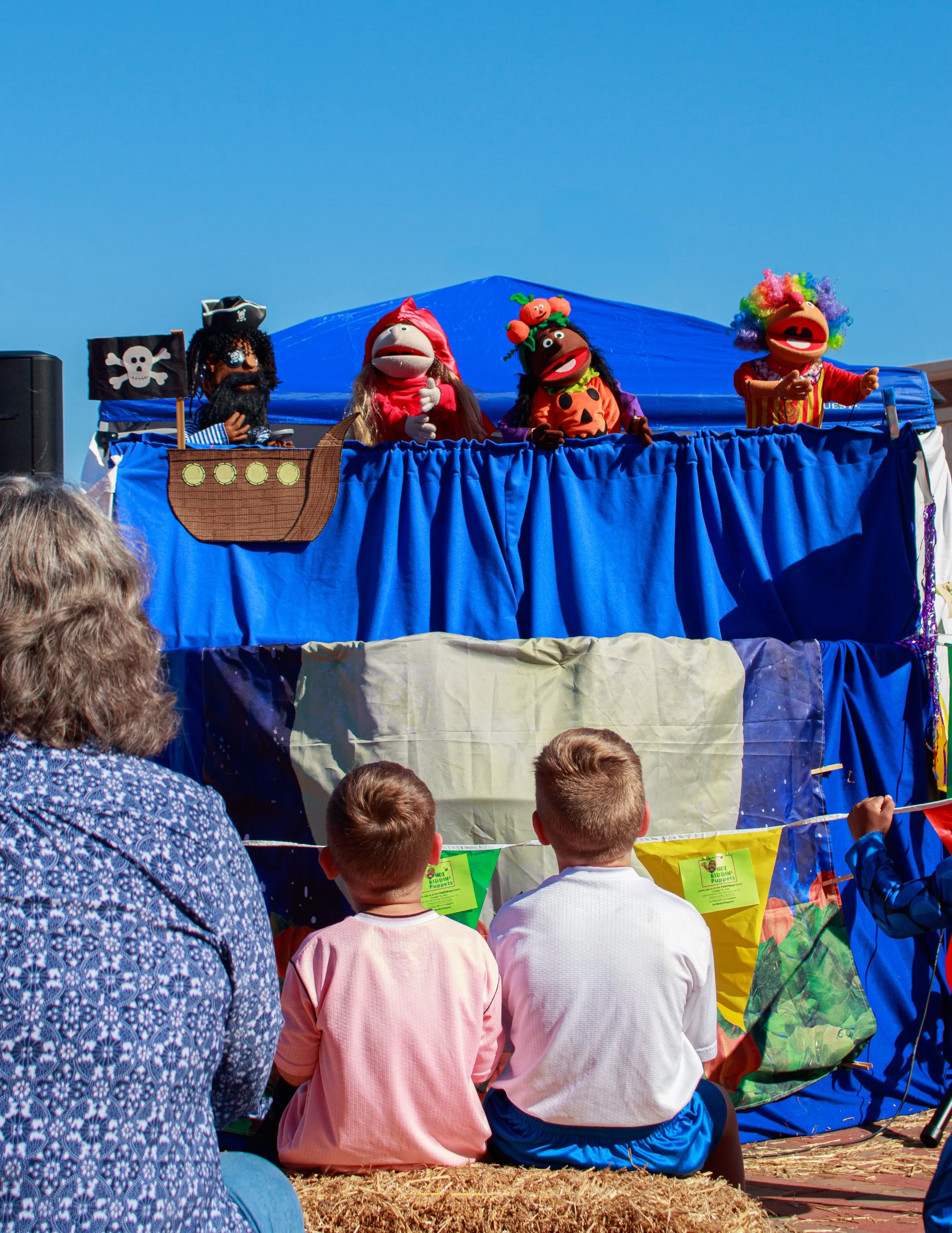 notkiddinpuppets_crowd and puppets4_hayleyconnell.jpg