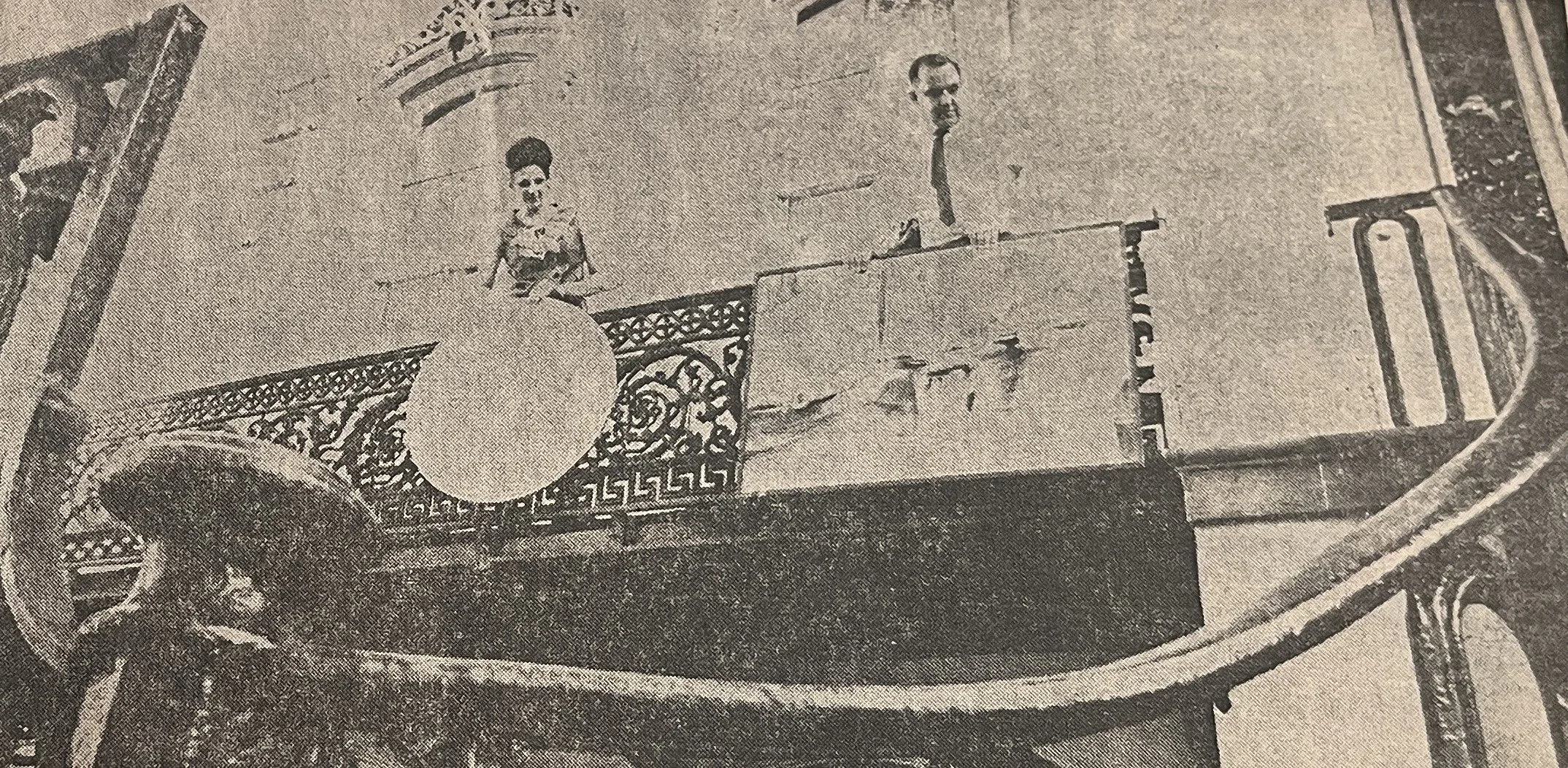 Savannah Arts Association hanging paintings off of the balcony. Courtesy of Georgia Historical Society, GHS 1349.