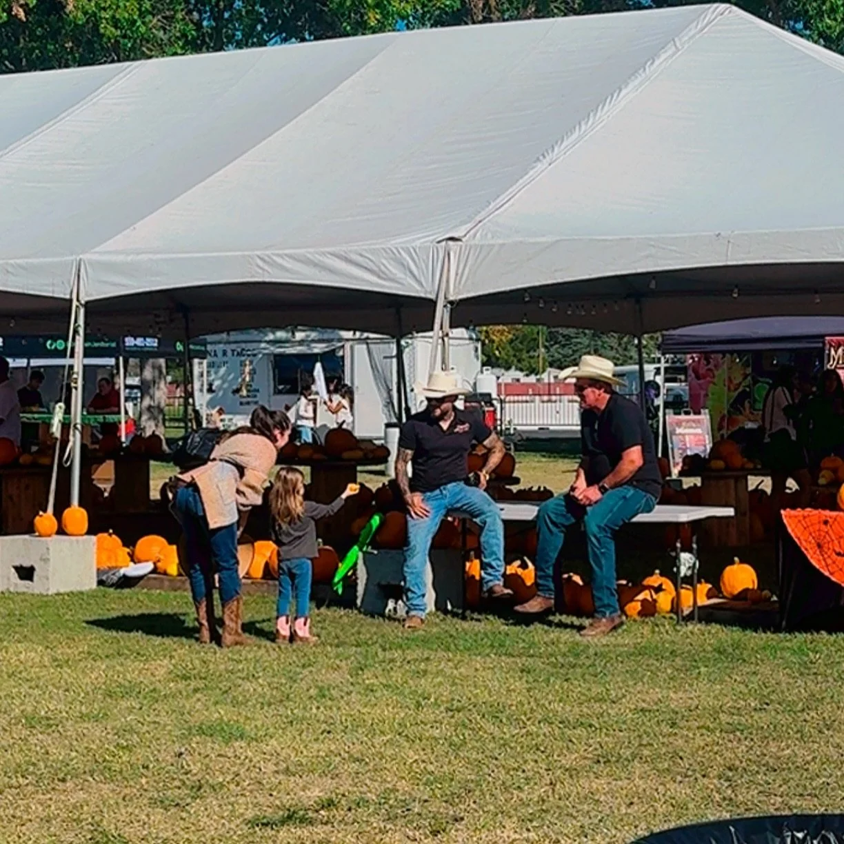 The mom and and daughter wanted to give me a gift and shake my hand and say thank you 🥹🖤 It&rsquo;s moments like these that Inspire me to continue this journey. From playing with the little kids to talking with other business owners, everything we 