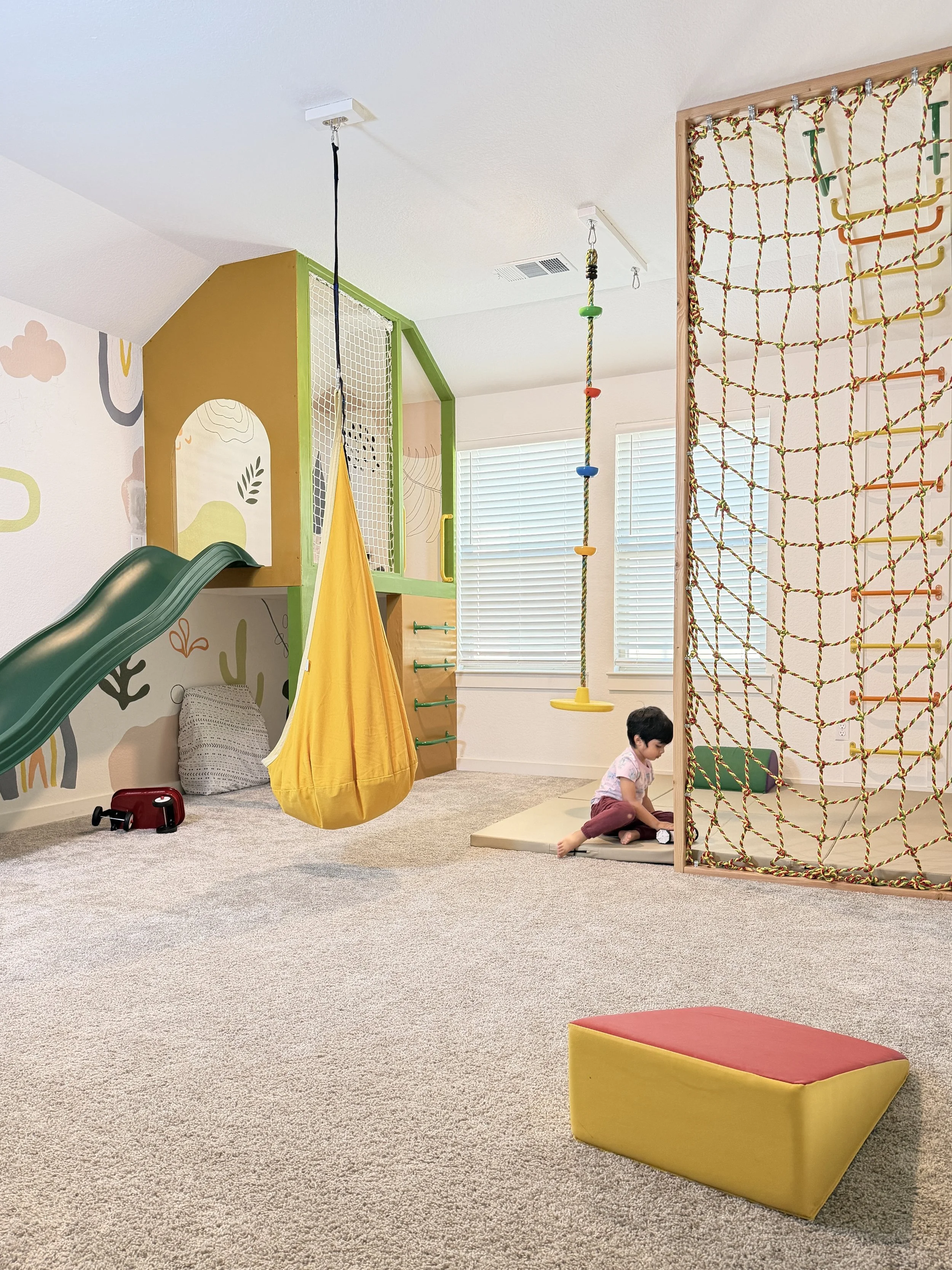 Slide and cargo net in a playroom