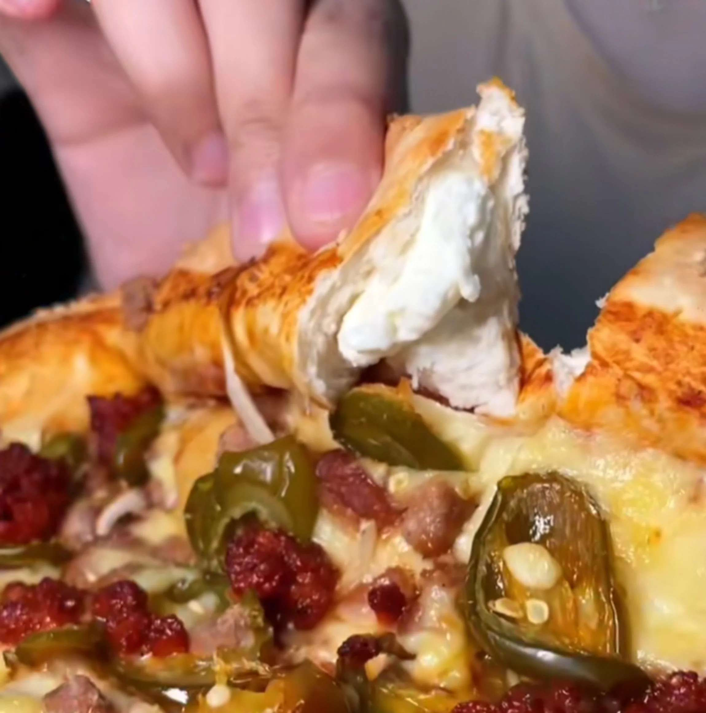 ¡Así de cremoso es el amor! 🧀💖 - El queso crema se funde en cada bocado