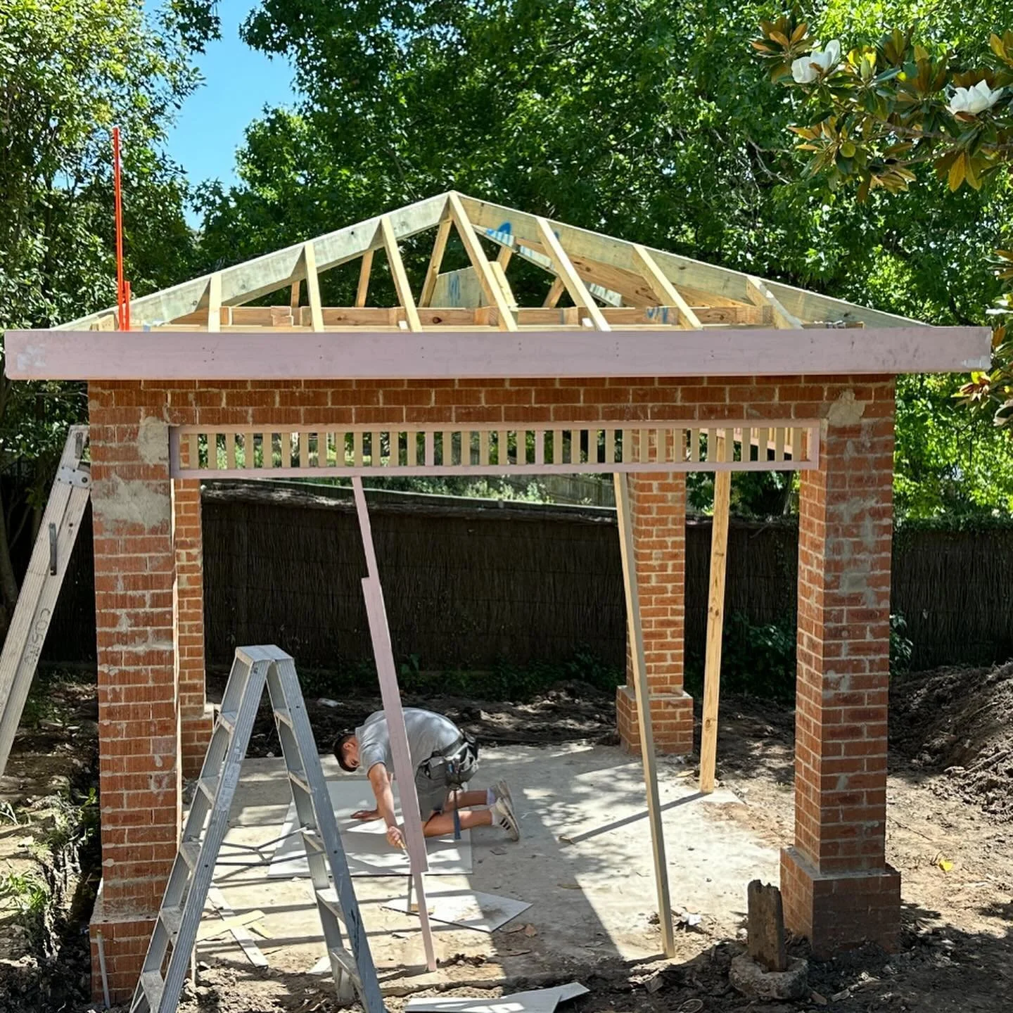 Pitched roof, fascia, eaves and decorative timber slats for backyard cabana 

#Sydneyconstruction #masterbuilders #sydneyhomes #carpentry #carpentersydney #luxuryhomes #sydneyluxuryhomes #shoprenovation #cjdbuildingsolutions #grannyflats #building #r