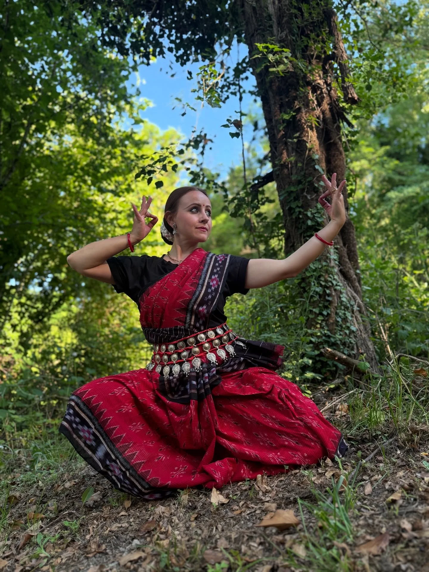 🌜 O D I S S I 🌛
.
.
.
.
.
Ancient prayer 🪷🐚🦚🌌📿🔱🌀
.
.
#india #indiaart #indiaphotography #indiandance #classicalindiandance