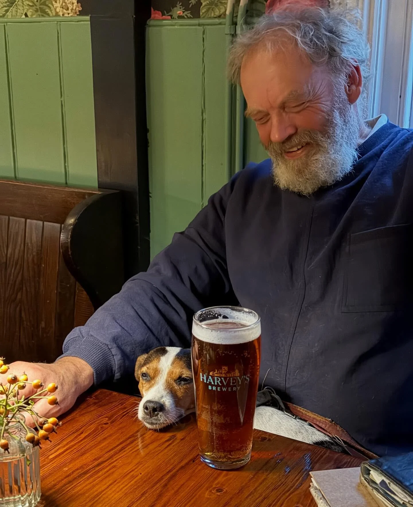 One of our lovely regulars enjoying a Friday night pint at our dog-friendly pub! Serving up Harvey&rsquo;s Best here at The Hurstwood&mdash;perfect start to the weekend. 🍺🐾
#TheHurstwood #DogFriendlyPub #HarveysBest #FridayNightVibes #PubLife #Loca