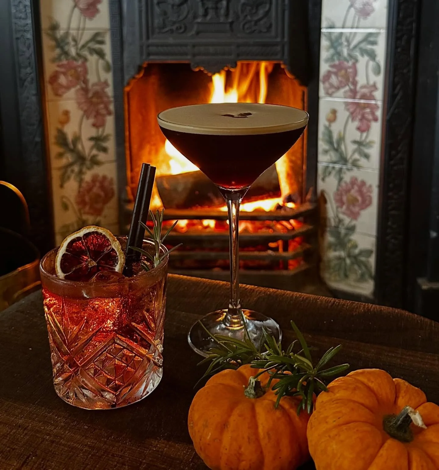 Autumn nights done right 🍂🔥
As the days turn crisp, there&rsquo;s nothing better than curling up by the fire with a perfectly mixed Ashdown Forest Negroni or a smooth Espresso Martini. Slow sips, warm glow, and all the autumn feels. Cheers to the s