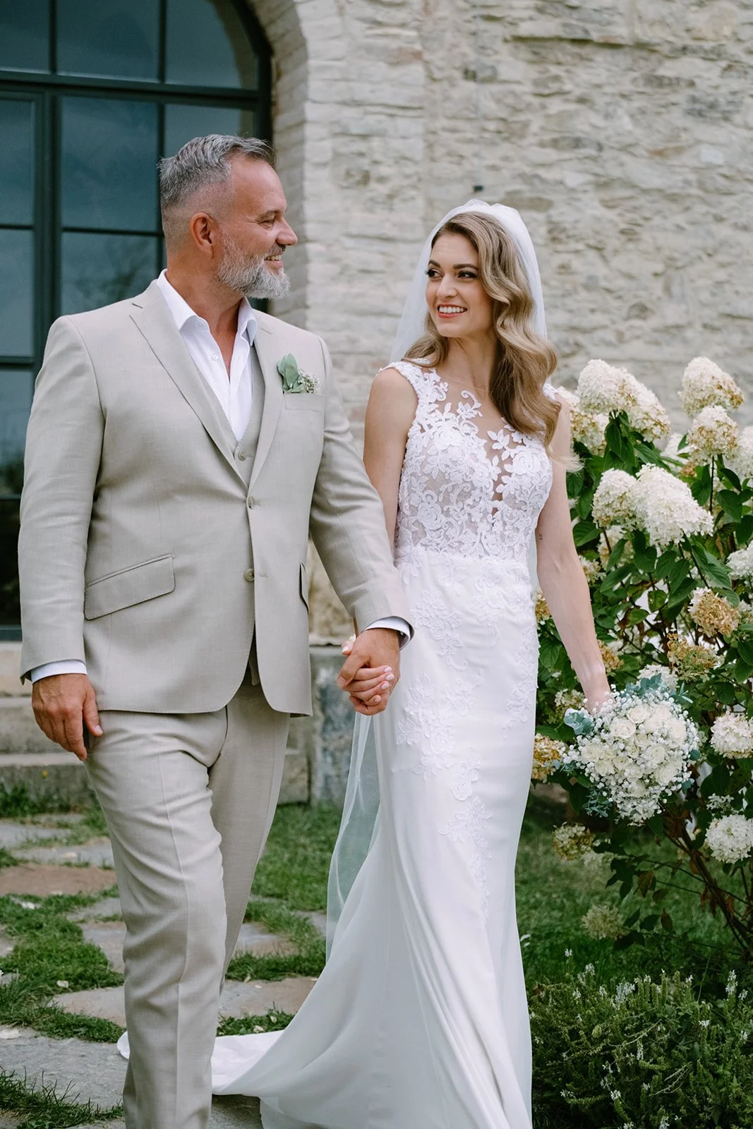 Béžový svatební oblek na míru od Elevé