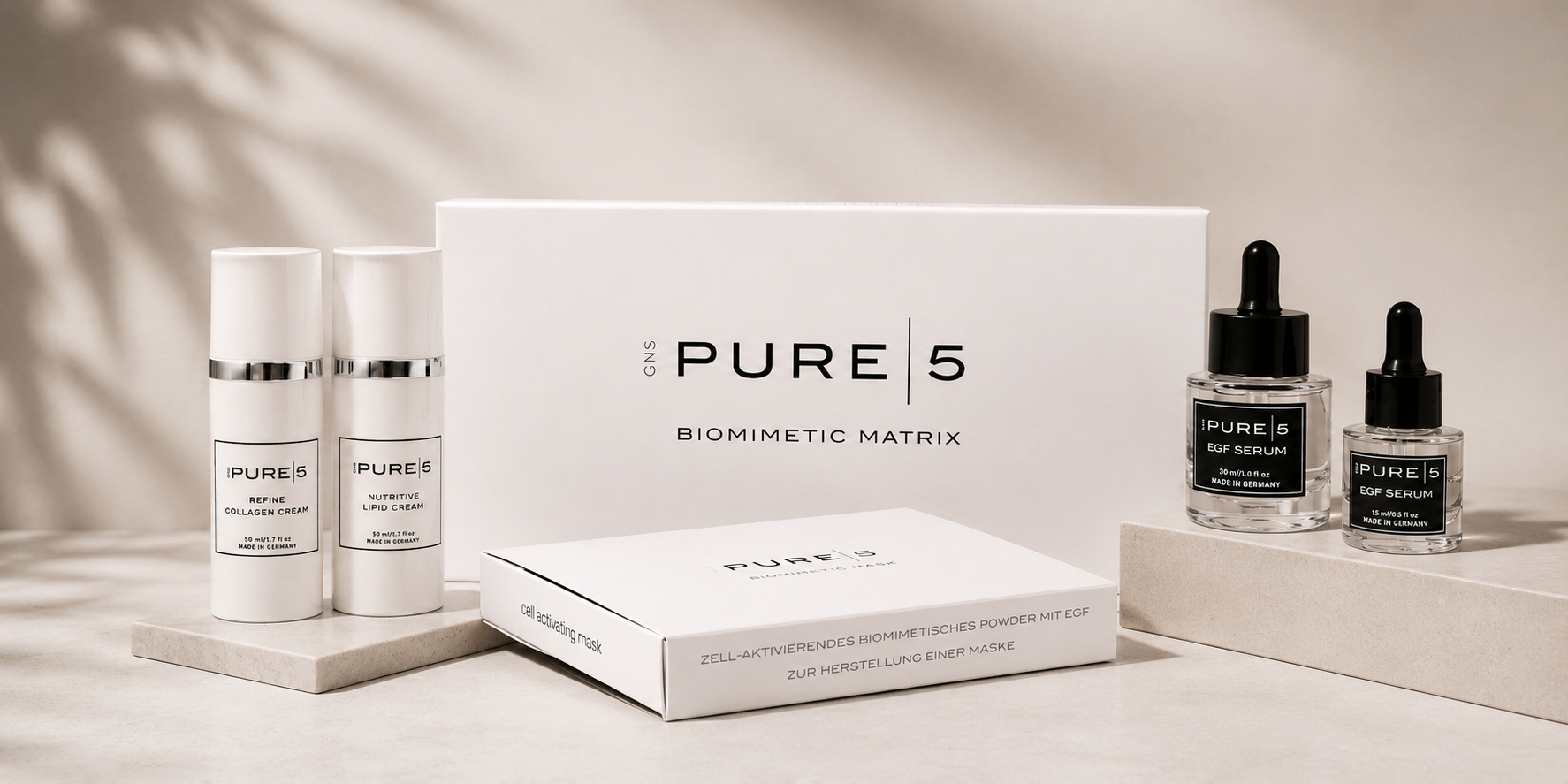 Verpackung und Flaschen von PURE 5 BIOMIMETIC MATRIX Hautpflegeprodukten, inklusive Kollagen-Creme, Lipid-Creme und EGF Serum auf weißem Hintergrund.