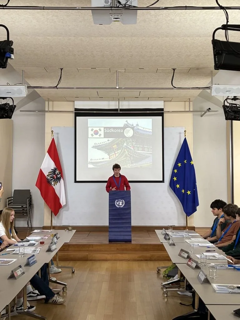 Ein Teilnehmender hält eine Rede in der Rolle eines Vertreters von Südkorea