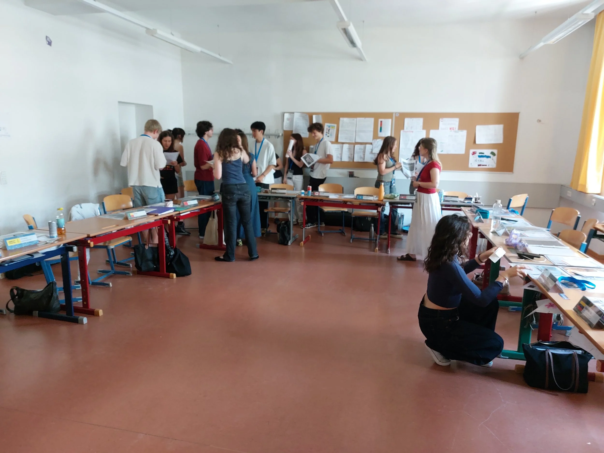 Vorgespräche in einer Wiener Schule am 1. Tag der Konferenzsimulation.
