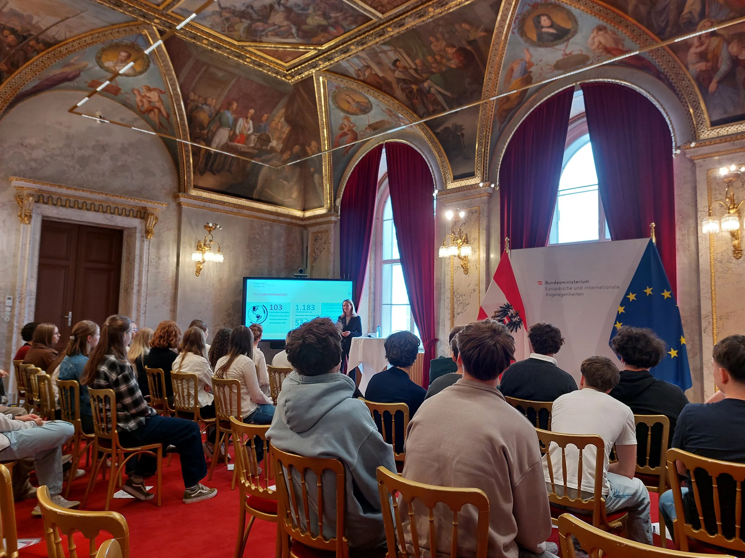 Nach dem Planspiel informiert eine Mitarbeiterin des BMEIA über Karrieremöglichkeiten im Ministerium