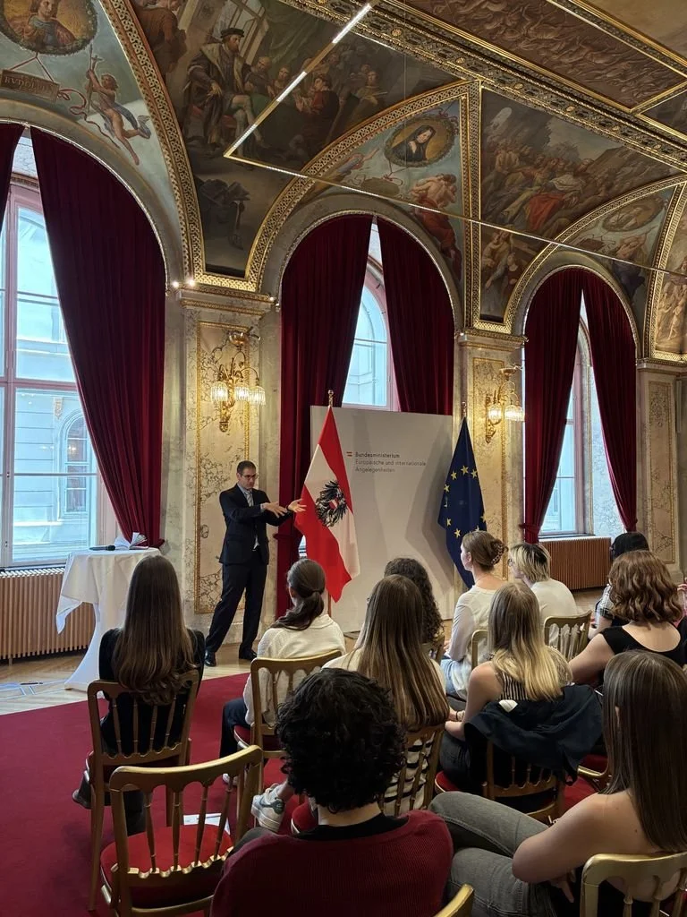 Nach dem Planspiel erläutert Mourad Mahidi vom BMEIA die Unterschiede zwischen Konferenzsimulation und Realität.