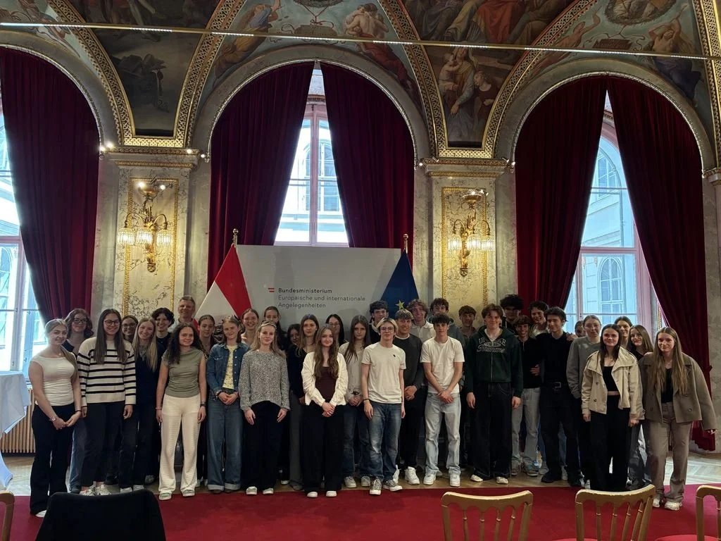 Gruppenfoto im Festsaal des Außenministeriums
