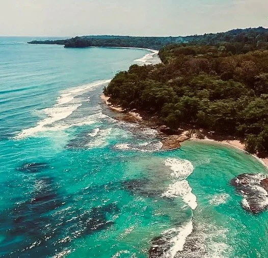 W A N T  A  D I F F E R E N T  K I N D  O F  A D V E N T U R E ? 🌿✨
This 13-night Costa Rica journey takes you from Caribbean calm to Pacific sunsets — with rainforest hikes, boutique eco-stays, and wildlife encounters along the way.
And if