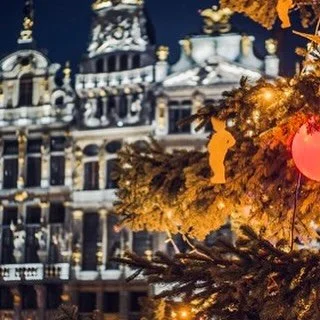 🎄✨ Brussels at Christmas = pure magic ✨🍫
Imagine wandering through twinkling markets, sipping mulled wine in cosy cafés, and watching the Grand Place glow under festive lights. Add in a chocolate tasting tour (because, Belgium!) and you&rsq
