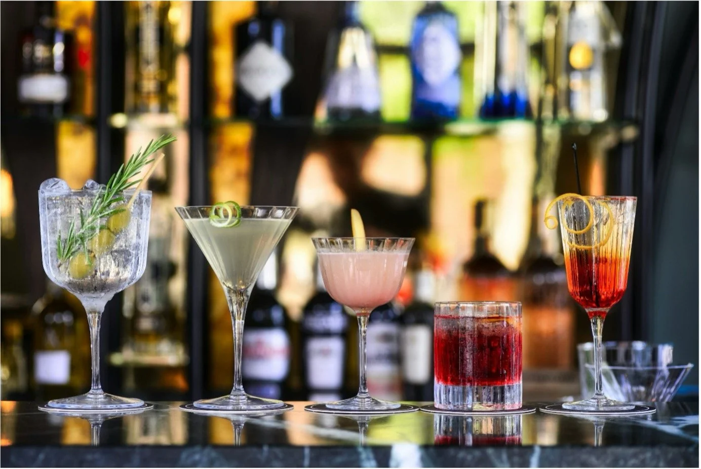 Le thrill dans les boissons : quand l'excès répond à la sobriété