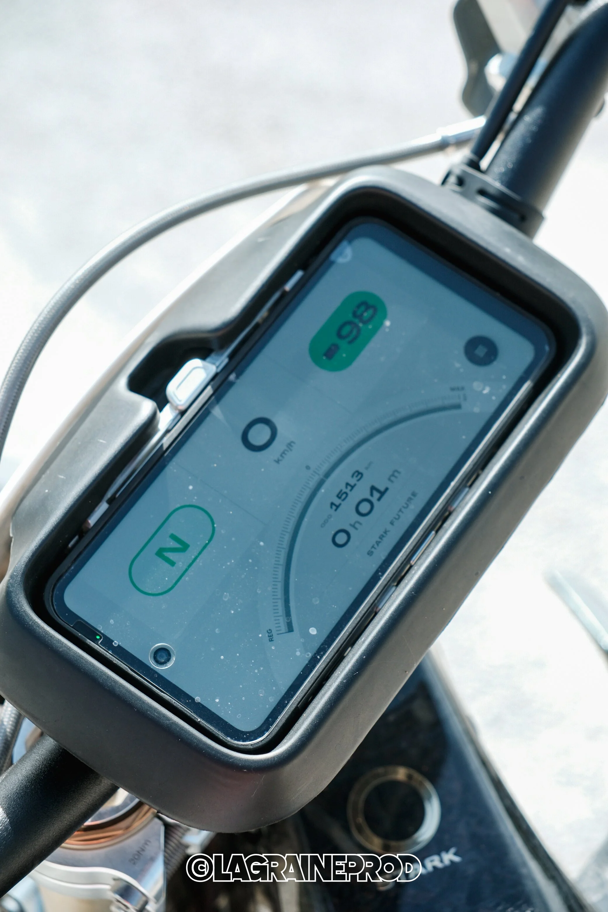 Écran d'affichage d'une trottinette électrique montrant une vitesse de 0 km/h, une charge de 98%, et un mode de conduite N, avec un compteur de distance de 151.3 km et une autonomie restante de 040 km.