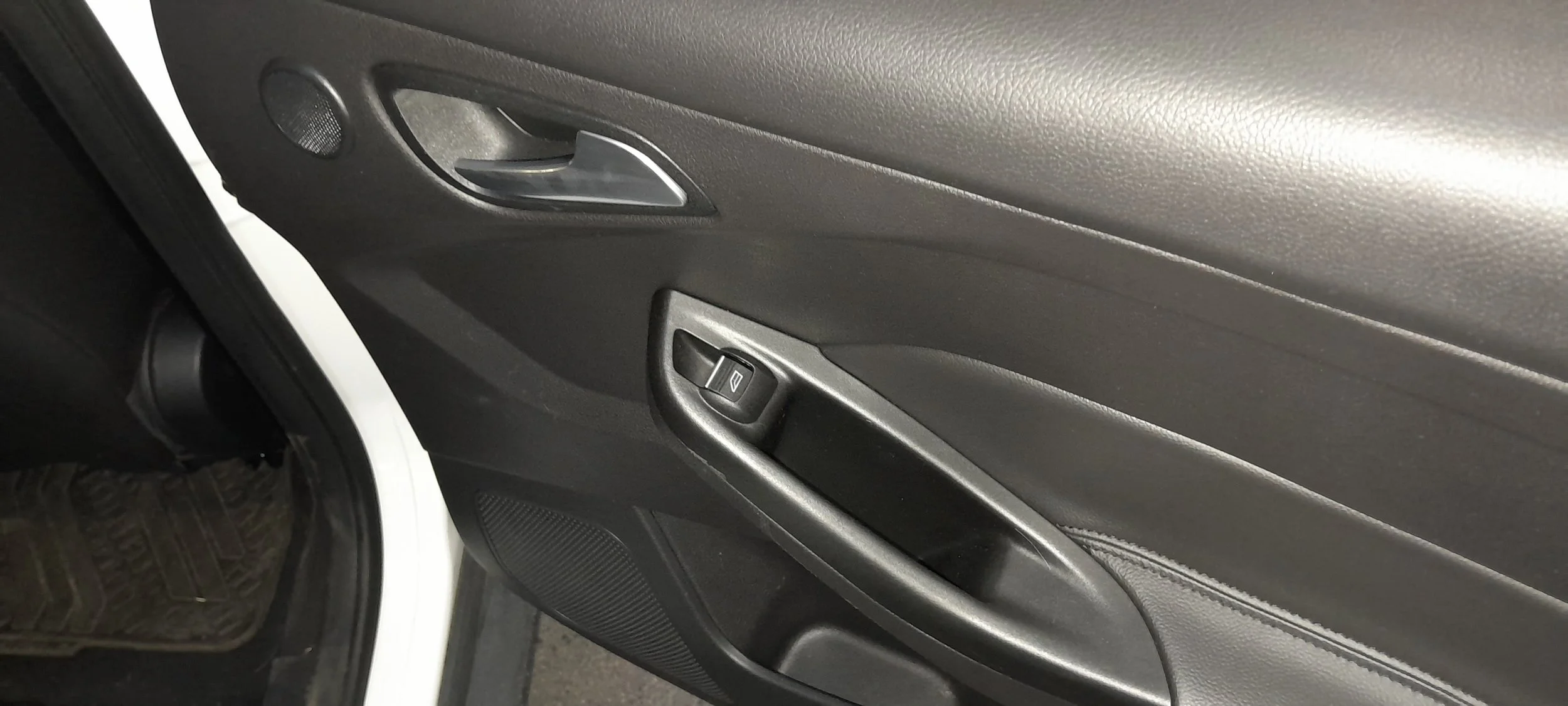 Puerta de coche con manija y control del seguro de ventana
