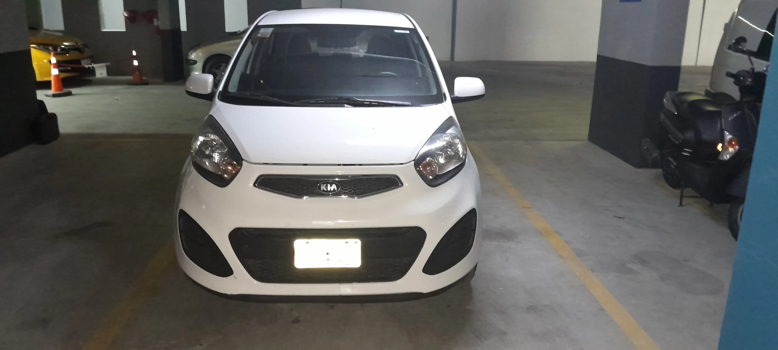 Estacionamiento con un auto