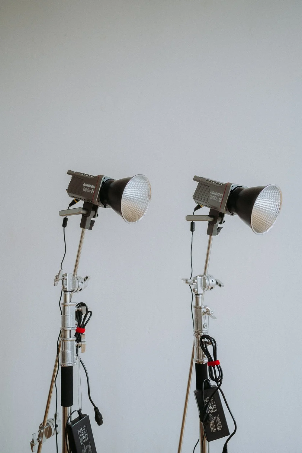 Dauerlicht:
2x Aputure Amaron 200Xs Bi-Color, 2.800-6.500K, 200W