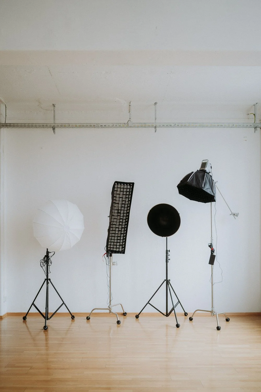 Lichtformer:
Lantern-Softbox 85cm
Striplight 120x30cm
Beautydish 55cm
Octabox 90cm