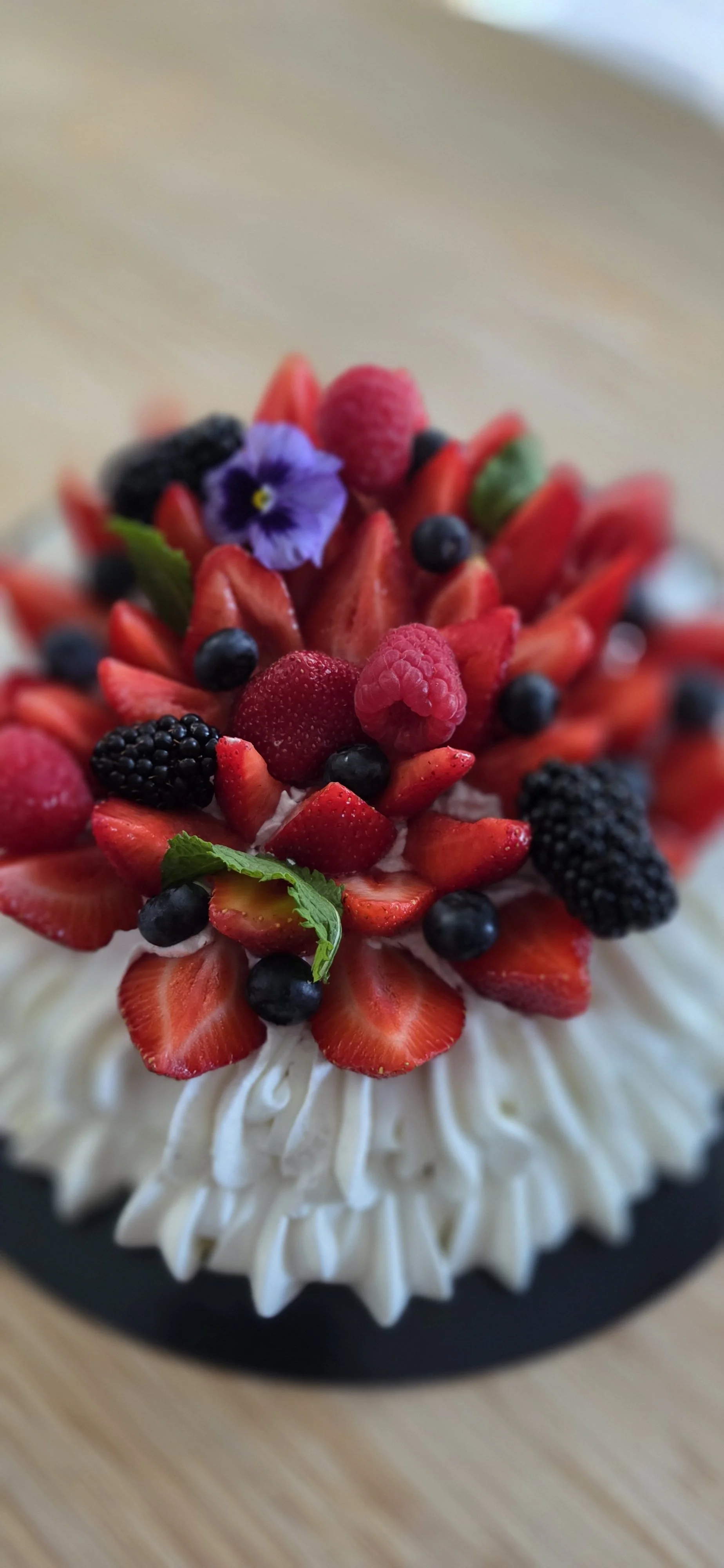 Pavlova aux Fruits de Saison