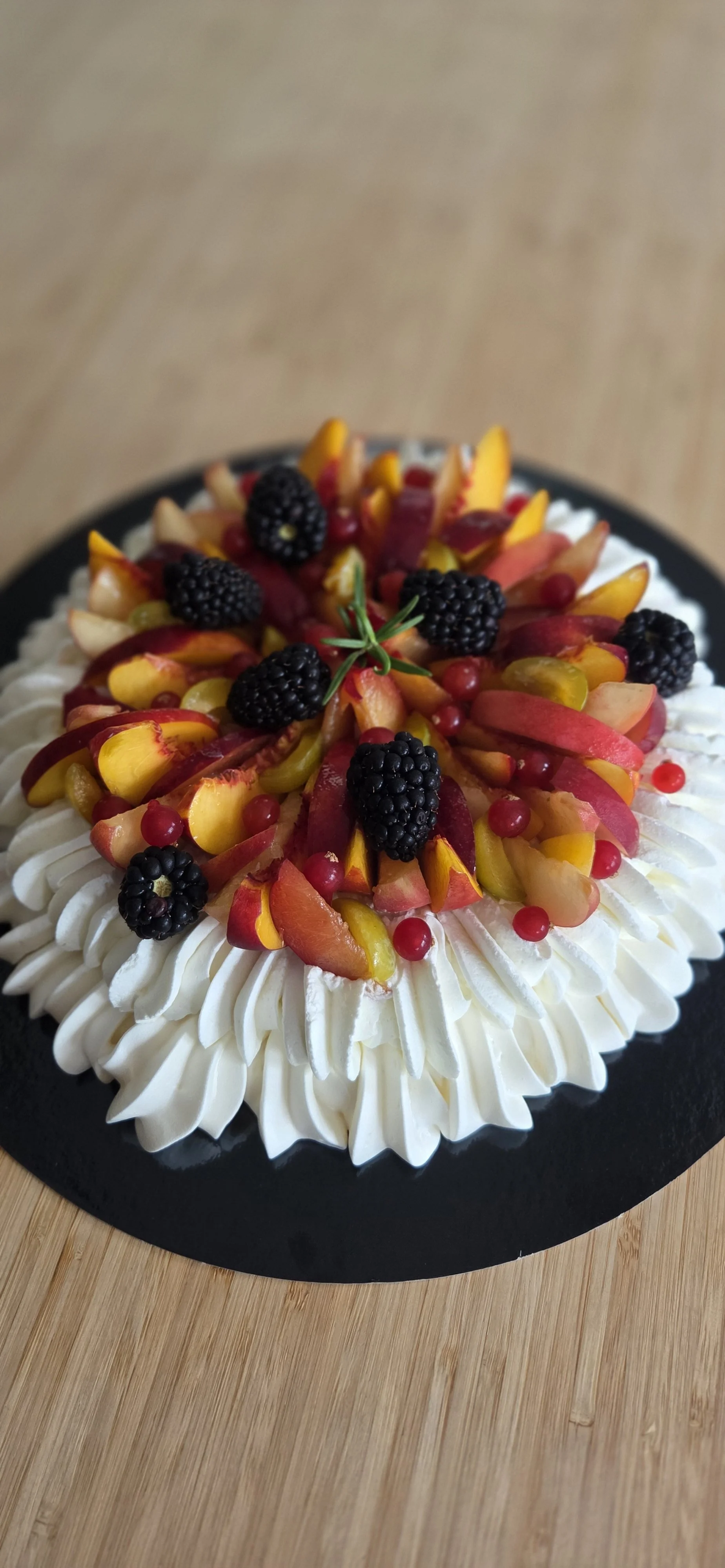 Pavlova aux Fruits de Saison