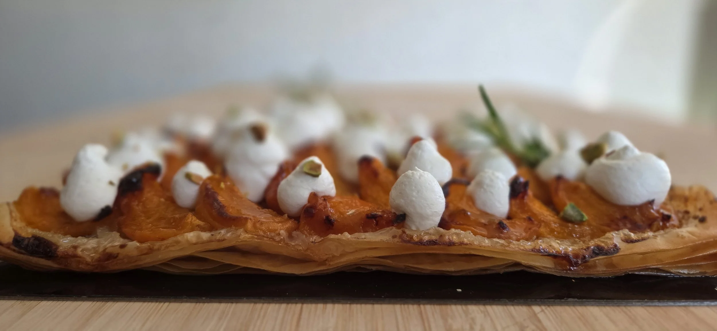 Tarte Fine aux Abricots et Crème au Romarin