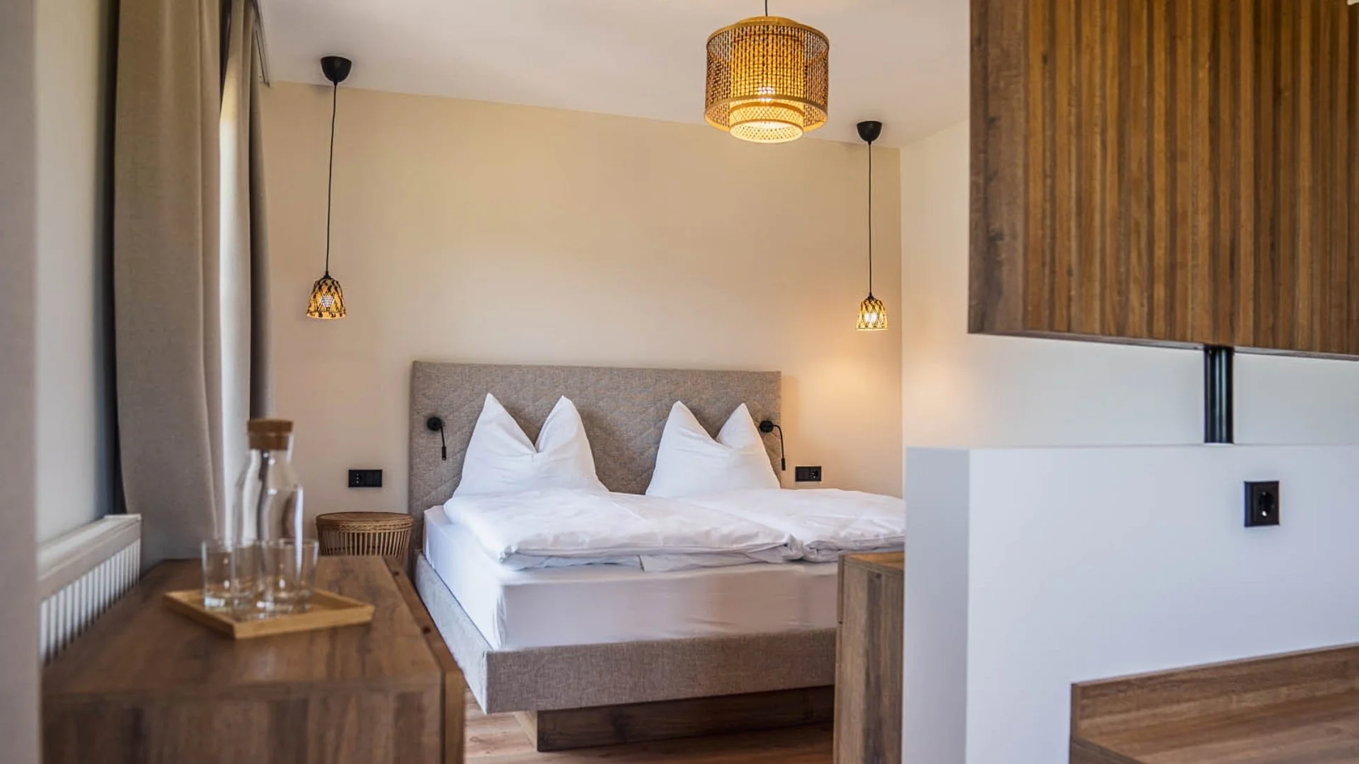 Hyggeligt værelse med moderne alpint design på BERGROSE hideaway ved Wolfgangsee i Østrig.