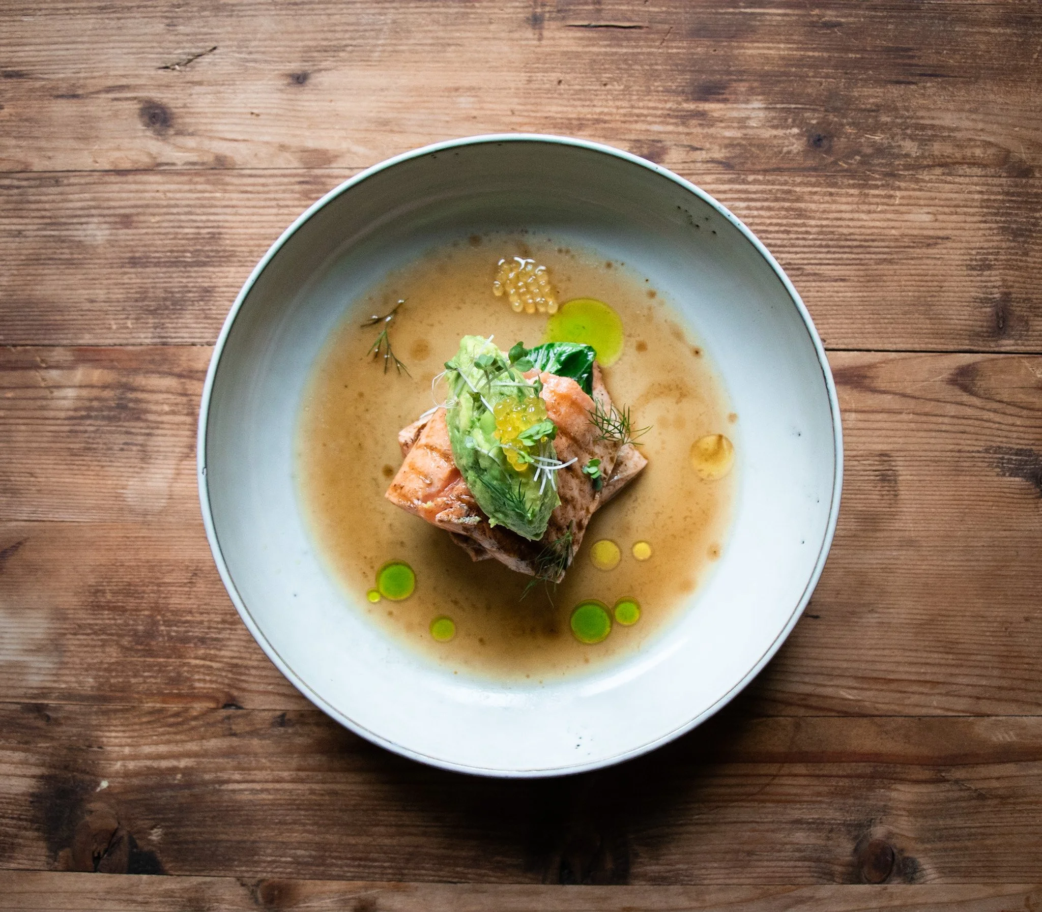 Moderne alpin gastronomi på BERGROSE hideaway ved Wolfgangsee – raffinerede retter med regionale råvarer fra Østrig.